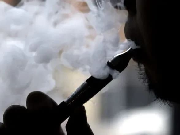 У Канаді розслідують ще шість випадків можливого захворювання легенів через вейпи