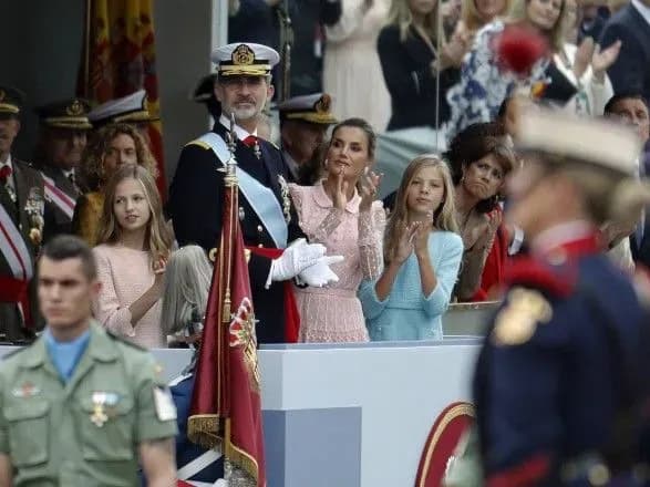 В ході військового параду на честь Дня Іспанії у Мадриді парашутист повис на ліхтарному стовпі