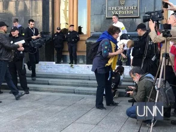 Цегляна стіна і рожева фарба: під стінами Офісу Зеленського мітингували проти капітуляції