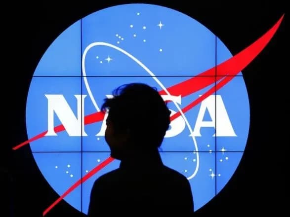 NASA представило два нових скафандра для польотів на Місяць та Марс