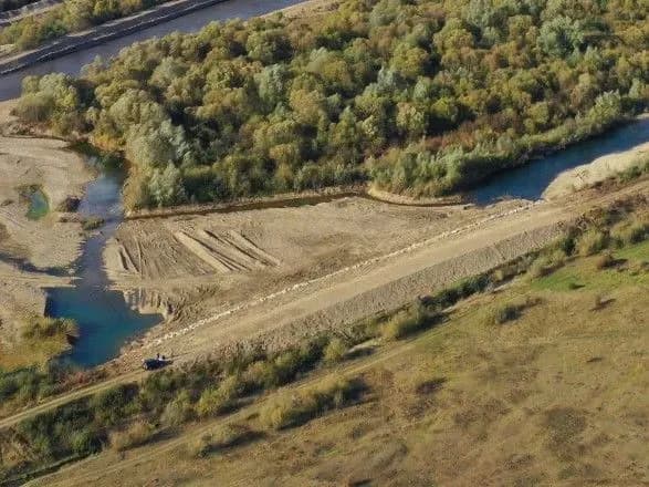 На Прикарпатье восстановили поврежденную майским потопом дамбу