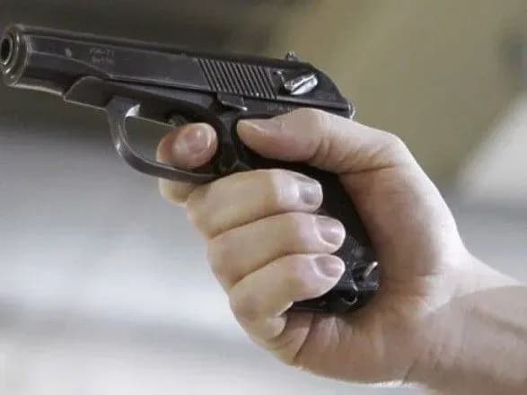 Во Львове пьяный мужчина угрожал продавщице цветов оружием