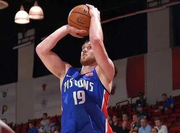 Игра Михайлюка не спасла "Детройт" от поражения против "Филадельфии"