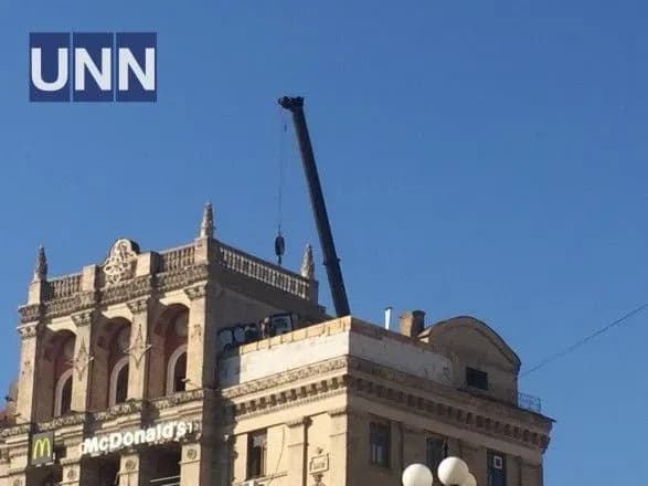 На Майдане начали демонтаж скандальной надстройки