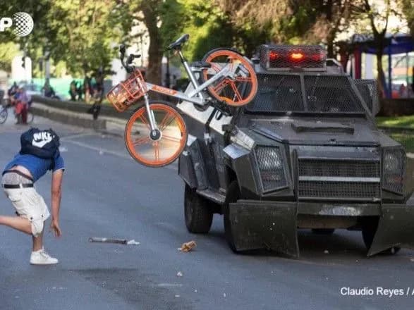 Влада Чилі ввела надзвичайний стан через протести проти збільшення вартості проїзду в метро