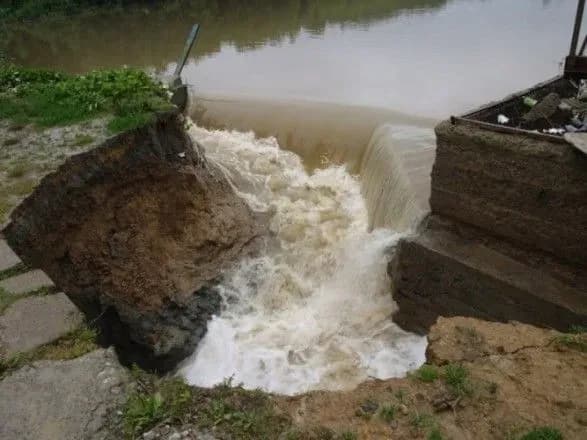 Кількість загиблих внаслідок прориву дамби в РФ зросла до 12 осіб