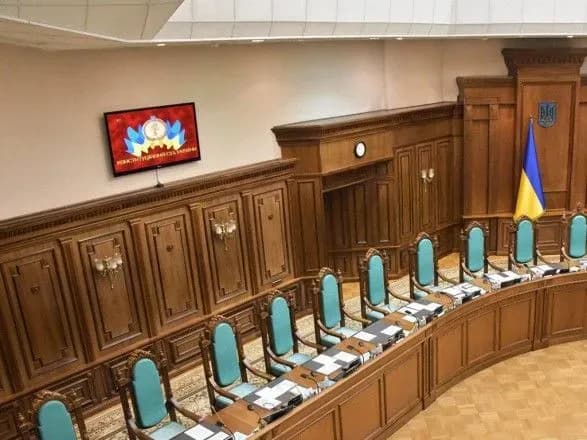 КСУ сьогодні продовжить розгляд закону про люстрацію