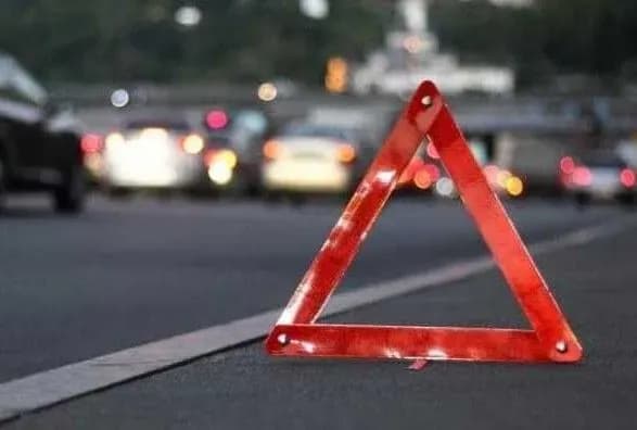 На Луганщині чоловік наїхав на мати з двома малолітніми: один хлопчик загинув