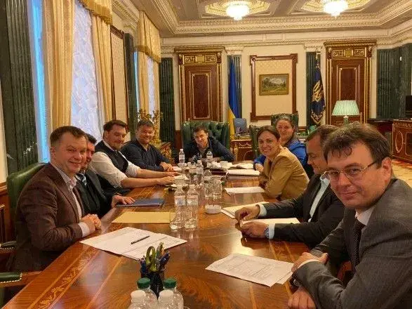 Зеленский поручил сократить в Бюджете-2020 расходы на содержание чиновников на 10%