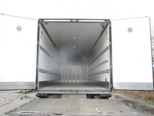 У Франції в холодильній фурі знайшли вісім мігрантів