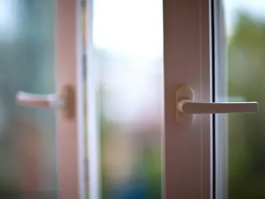 Двоє маленьких дітей випали з вікна лікарні на Одещині