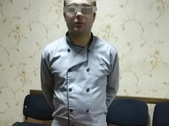 Чоловіка, який намагався роздягнути у під'їзді 7-річну дівчинку, затримали