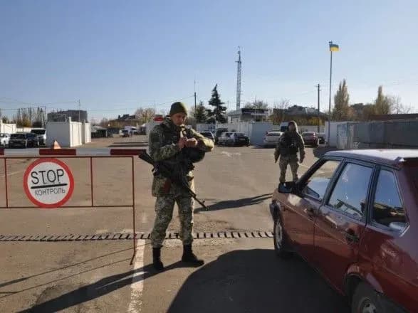 На КПВВ на Донбасі зранку в чергах застрягли 240 автівок