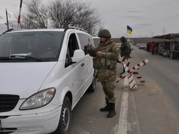 На КПВВ на Донбасі зранку застрягли в чергах 260 автівок
