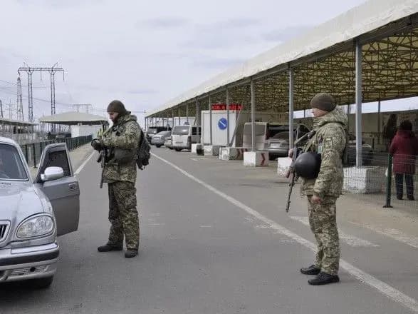 На КПВВ у зоні ООС у чергах застрягли понад 230 автівок