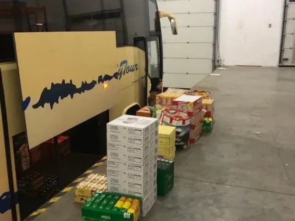 В українця на митниці вилучили понад 2 тис. пакунків шоколаду та чаю