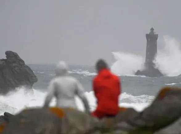 У Франції вирує шторм "Амелі": 140 тис. будинків залишилися без світла