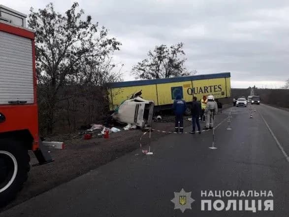 Легковик влетів у фуру на зустрічній, загинуло три людини