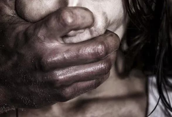 В Ужгороді чоловік намагався зґвалтувати дівчину