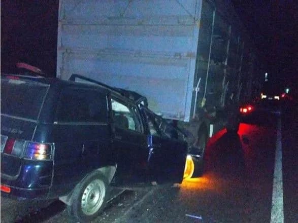 Под Черкассами легковушка влетела в грузовик, двое погибших