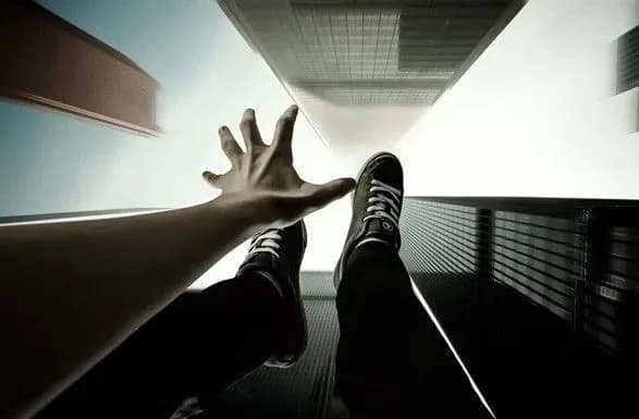 На Волині чоловік випав з вікна після вживання алкоголю та наркотиків