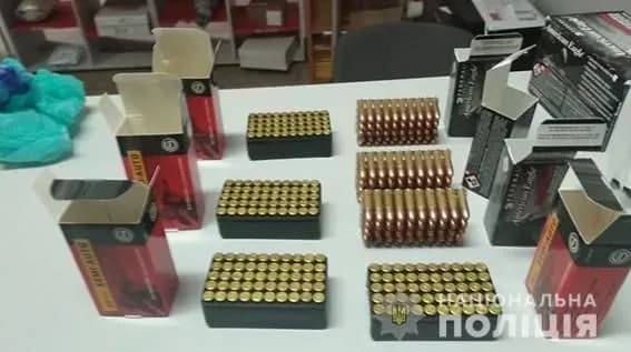 На Дніпропетровщині затримали поліцейського на збуті набоїв