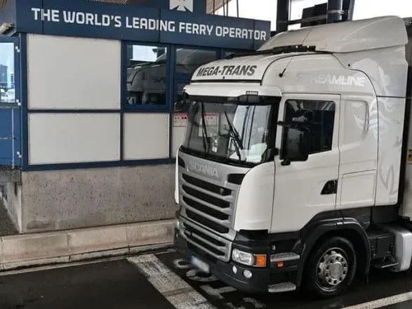 У Британії знову знайшли мігрантів у вантажівці, водія затримали