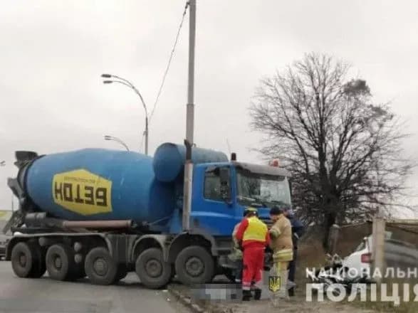 У Києві вантажівка зіштовхнулась із легковиком, загинула 21-річна жінка