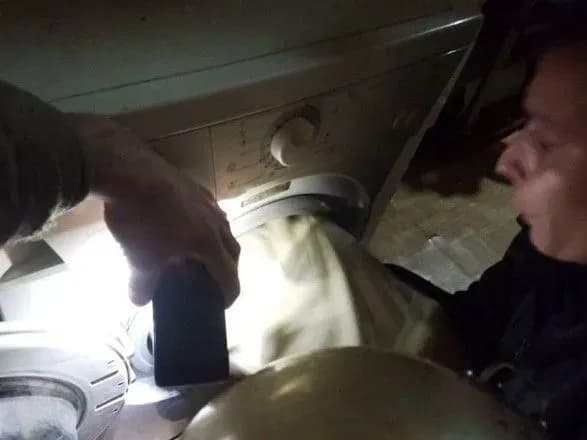 Рятувальникам довелося витягати 4-річну дитину з пральної машини