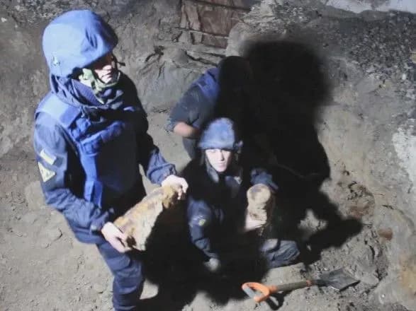 Появилось видео изъятия более 100 боеприпасов вблизи Шулявского моста