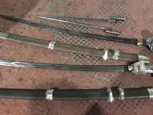 Українець намагався завезти з Румунії шаблі та багнет-ножі