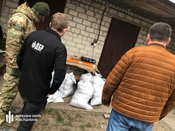 ДБР провело низку обшуків на Рівненщині: вилучено 150 кг бурштину на 5,8 млн грн