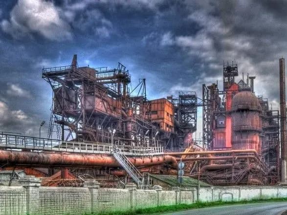 Вночі у Маріуполі горів металургійний завод імені Ілліча