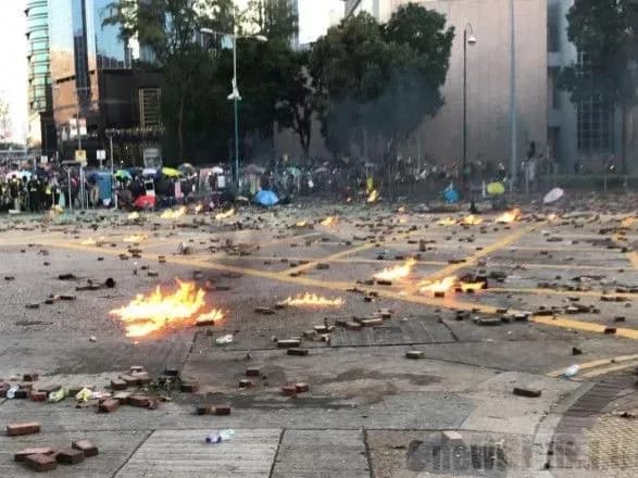 Поліція Гонконгу застосувала гумові кулі проти учасників протесту