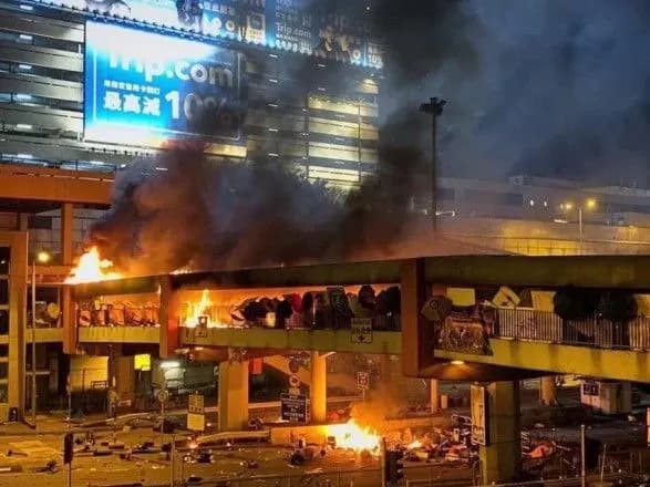 У Гонконгу протестувальники намагались втекти з оточеного університету через каналізацію