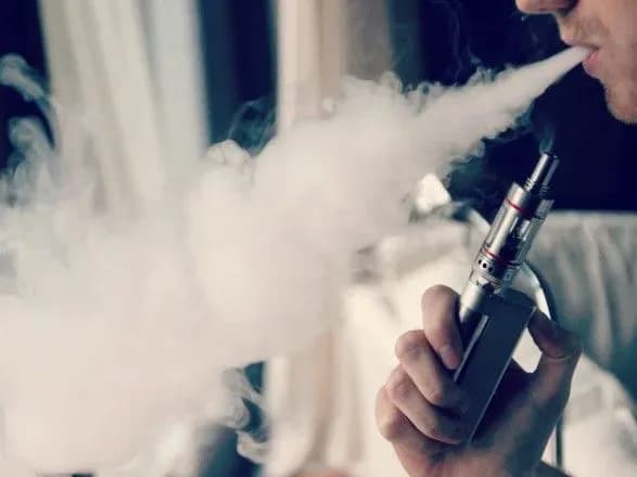 Американські медики закликають заборонити електронні сигарети та вейпи