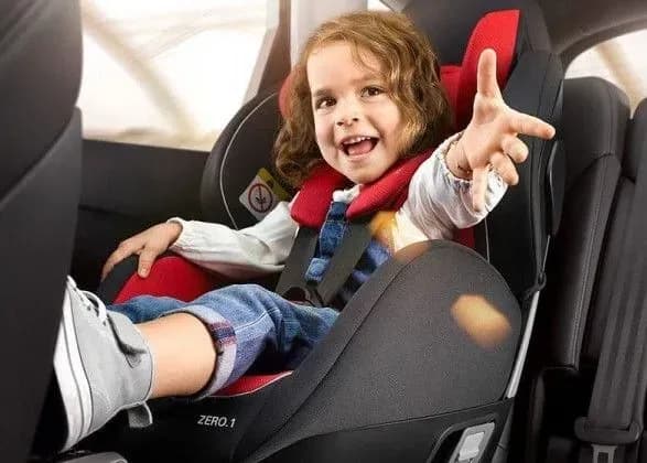 Відсьогодні вводяться штрафи за перевезення дітей без автокрісел