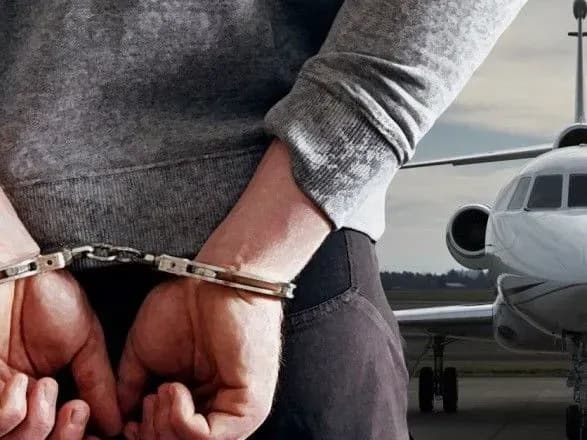 ГПУ за унікальною процедурою екстрадувала іноземного хакера до США