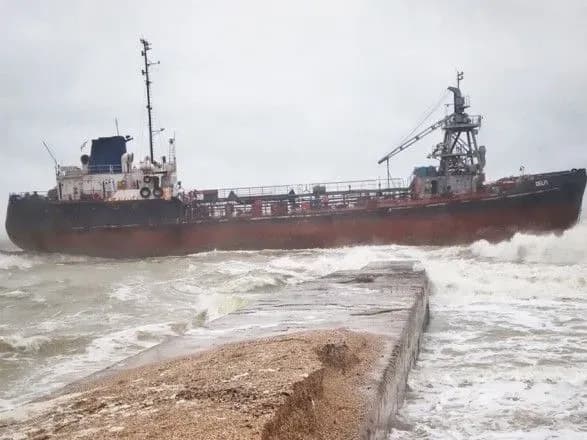 Стало відомо, що відбувається на борту танкера, що сів на мілину біля Одеси
