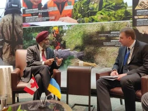 Загороднюк розповів міністру оборони Канади про ситуацію на Донбасі