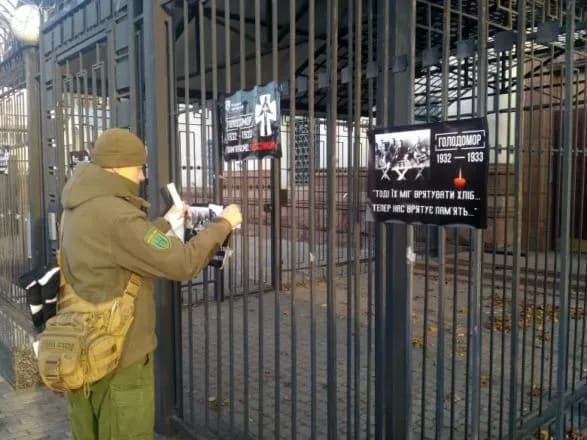 Під посольством РФ у Києві провели акцію до Дня пам'яті жертв голодоморів