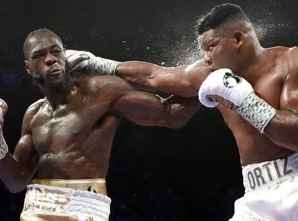 Боксер Уайлдер нокаутом защитил титул чемпиона WBC