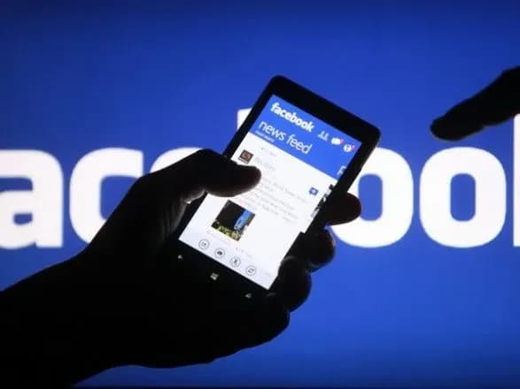 У Facebook почали тестувати темний режим