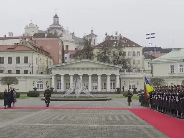 Зеленського із дружиною офіційно зустріли у Вільнюсі
