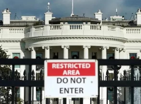 Два співробітники Білого дому пішли у відставку на тлі заморозки допомоги Україні