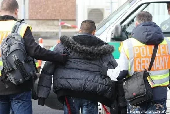 Тысячи просителей убежища вернулись в Германию после депортации