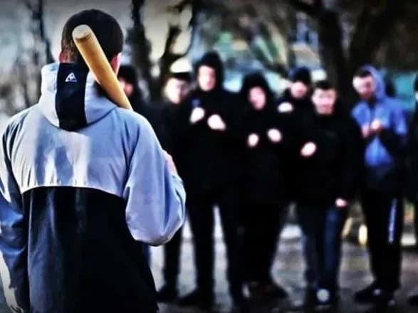 В Донецкой области нетрезвые подростки ворвались в квартиру, избили хозяев и сняли все на видео