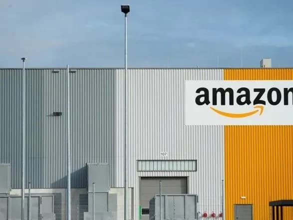 Amazon прибрав з продажу ялинкові іграшки із зображенням Освенцима