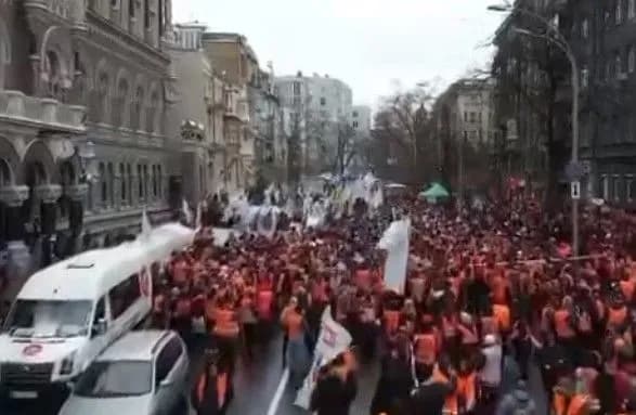 До мітингарів під НБУ долучилися ошукані вкладники банків