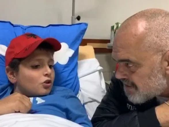 Під час землетрусу в Албанії хлопчик вистрибнув з п'ятого поверху і врятувався